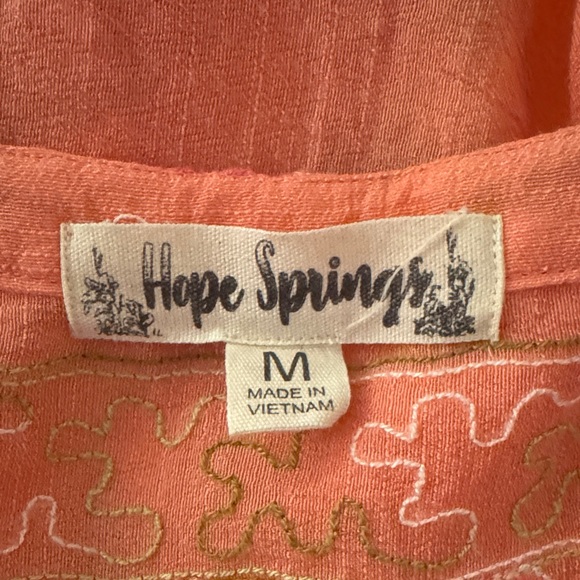 Chic Coral Blouse with Floral Details - Picture 2 of 9